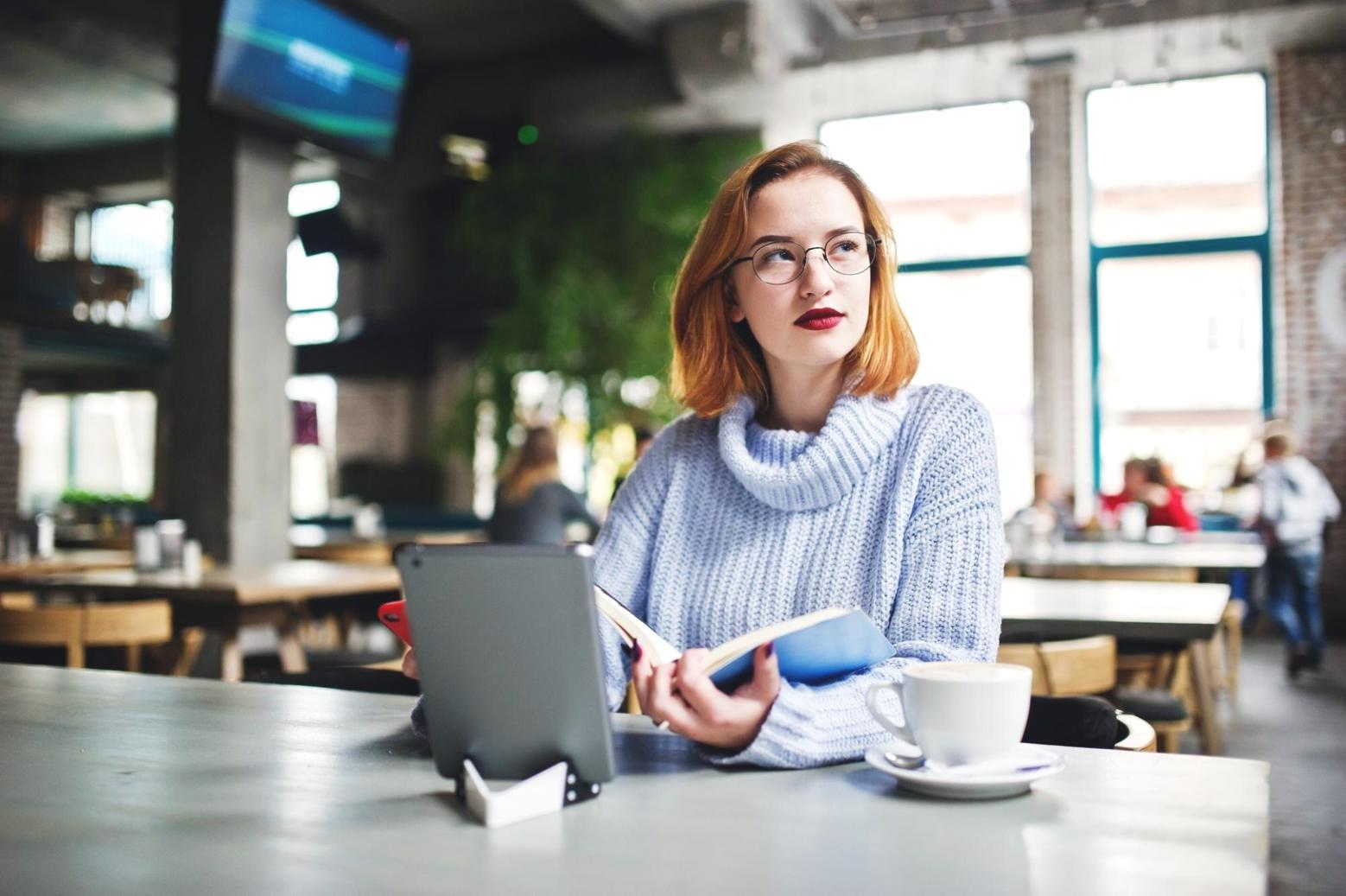 Participantes debatiendo estrategias SEO en un seminario online